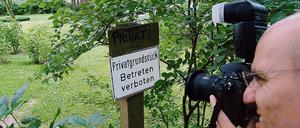 Schilder und Zäune verärgern Spaziergänger am Groß Glienicker See. Doch Nachbarn der zwei Eigentümer, die am Wochenende den Uferweg auf ihrem Grund absperrten, erläutern auch die Schattenseiten eines öffentlichen Uferwegs direkt am eigenen Haus.