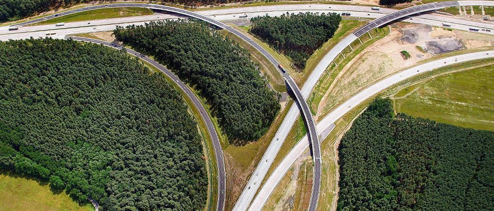 Für das Dreieck Nuthetal wurden knapp vier Kilometer Autobahn neu gebaut und ein 1,7 Kilometer langer Lärmschutzwall errichtet. Der Überflieger ist das wichtigste Bauwerk und überspannt als Brücke die A 10.