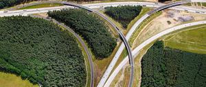 Für das Dreieck Nuthetal wurden knapp vier Kilometer Autobahn neu gebaut und ein 1,7 Kilometer langer Lärmschutzwall errichtet. Der Überflieger ist das wichtigste Bauwerk und überspannt als Brücke die A 10.