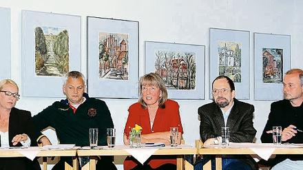 Im Podium des Bürgerhauses: Serena Meier-Zeh (CDU), Detlef Kolbe (FDP), Petra Nicksch-Kasdorf, Erhard Wigand und Thomas Schmidt (SPD).
