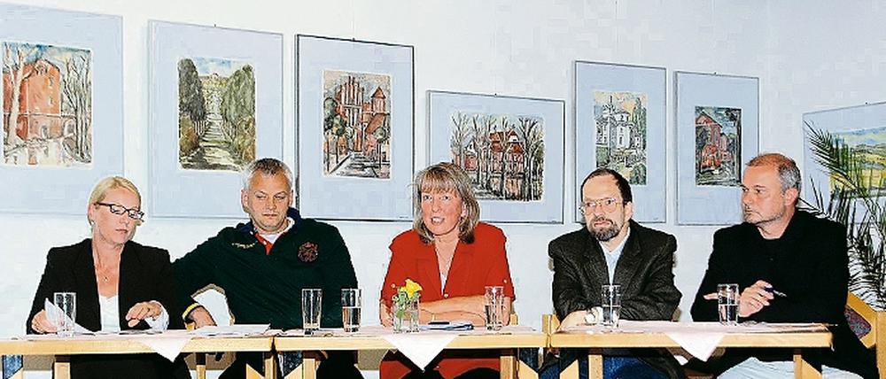 Im Podium des Bürgerhauses: Serena Meier-Zeh (CDU), Detlef Kolbe (FDP), Petra Nicksch-Kasdorf, Erhard Wigand und Thomas Schmidt (SPD).