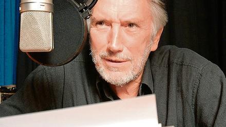 Vorleser mit bekannter Stimme. Christian Brückner im Studio.
