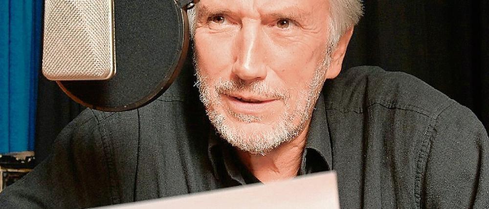 Vorleser mit bekannter Stimme. Christian Brückner im Studio.