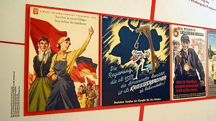 Propaganda  die bevorzugte Waffengattung im Kalten Krieg. Neben Plakaten, Fotos, Leserbriefen, Kritiken sind vor allem Filmausschnitte zu sehen.