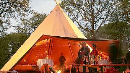 Lagerfeuerromantik: Der Kletterpark eröffnet heute sein Riesen-Tipi.