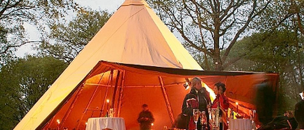 Lagerfeuerromantik: Der Kletterpark eröffnet heute sein Riesen-Tipi.