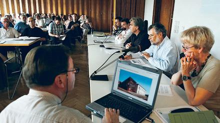 Voller Saal bei der Beratung des Stadtforums am Donnerstagabend im Alten Rathaus. Architektonische Vielfalt und Nutzungsmischung in der Potsdamer Mitte lautete das Thema.