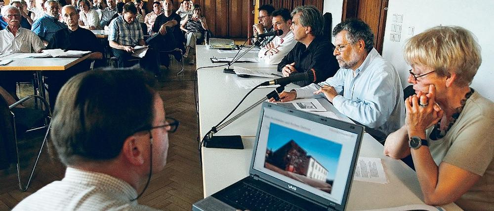 Voller Saal bei der Beratung des Stadtforums am Donnerstagabend im Alten Rathaus. Architektonische Vielfalt und Nutzungsmischung in der Potsdamer Mitte lautete das Thema.