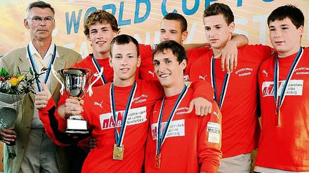 Schul-Weltmeister. Trainer Axel Richter, Phillip van Dijck, Fabian Förster, Danny Goldmann, Matthias Fischer (hinten v. l.), Carlo Paech und Felix Maidhof (vorn r.) .