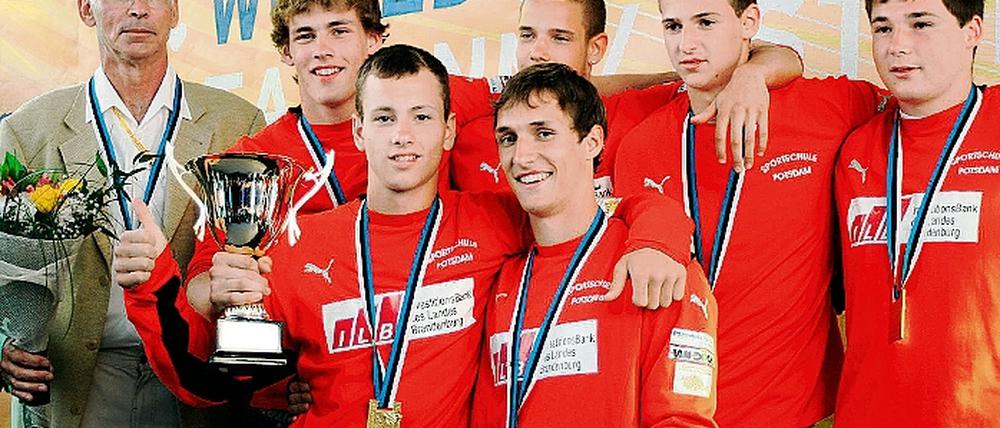 Schul-Weltmeister. Trainer Axel Richter, Phillip van Dijck, Fabian Förster, Danny Goldmann, Matthias Fischer (hinten v. l.), Carlo Paech und Felix Maidhof (vorn r.) .