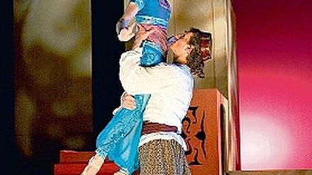Verliebt. Aladin (Maik Müller) und die Prinzessin (Jana Mattiesson).