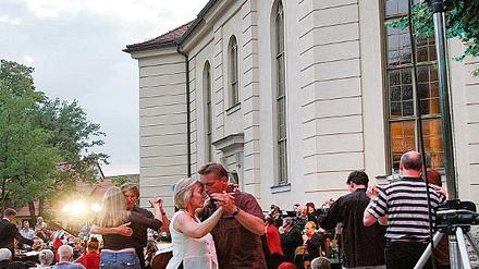 Versunken drehten sich die Paare zu den verschiedensten Tango-Klängen vor der Babelsberger Friedrichskirche.