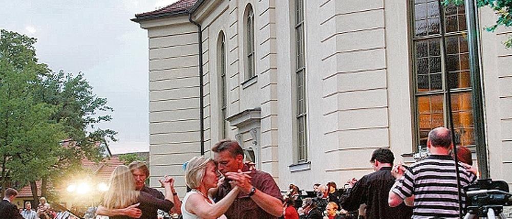 Versunken drehten sich die Paare zu den verschiedensten Tango-Klängen vor der Babelsberger Friedrichskirche.