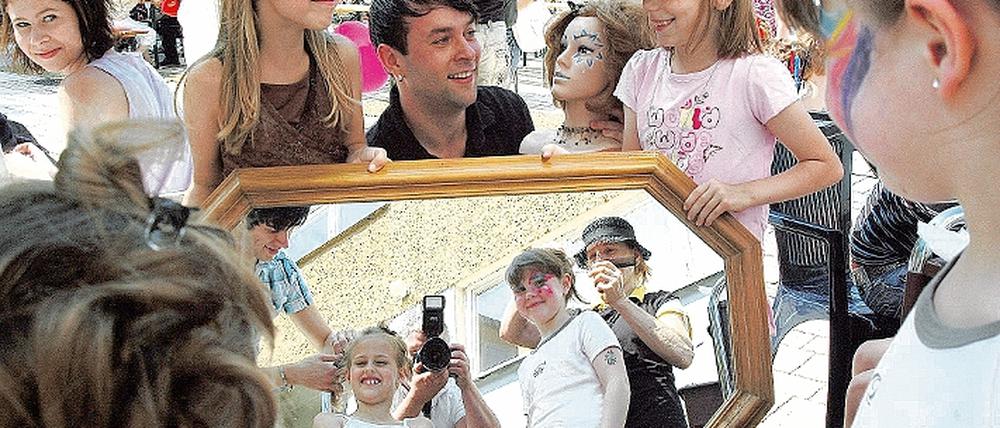 Wer ist die Schönste? Kinderschminken beim Waldstadtfest.
