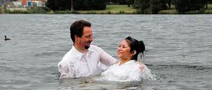 Wieder oben: Die 19-jährige Anastasia Kan während der Taufe durch Pastor Michael Lefherz im Wasser des Heiligen Sees.