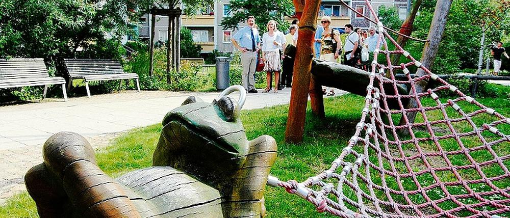 Soziale Stadt-Aufwertungen: Der Campus am Stern mit dem bereits sanierten Leibniz-Gymnasium soll 2011 fertiggestellt sein. Das Projekt ist ebenso durch das Förderprogramm mitfinanziert worden wie der neugestaltete Innenhof im Stadtteil Drewitz (o. r.). Auch Veranstaltungen wie das Lehmbauprojekt Stadt der Kinder werden unterstützt. 