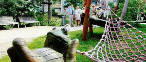 Soziale Stadt-Aufwertungen: Der Campus am Stern mit dem bereits sanierten Leibniz-Gymnasium soll 2011 fertiggestellt sein. Das Projekt ist ebenso durch das Förderprogramm mitfinanziert worden wie der neugestaltete Innenhof im Stadtteil Drewitz (o. r.). Auch Veranstaltungen wie das Lehmbauprojekt Stadt der Kinder werden unterstützt. 