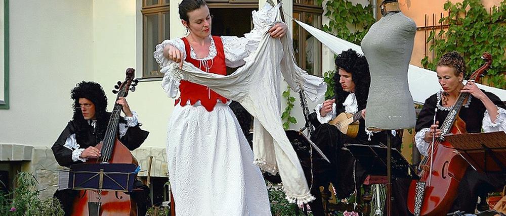 Schaufensterpuppentorso und Melone, fertig ist der Don Quixote. Friederike Rinne-Wolf umgarnt den Ritter, im Hintergrund spielen die Musiker von Celeste Sirene.