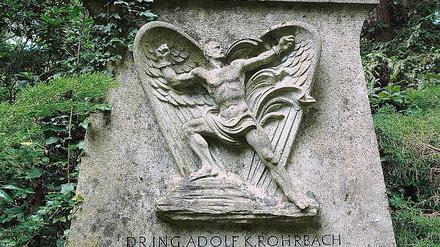Rohrbachs Grabstein stammt vom umstrittenen Bildhauer Arno Breker.