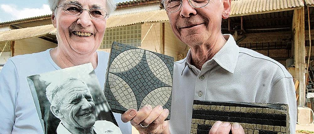 Schätze aus dem 19. Jahrhundert: Ursula und Wolfgang Weber gaben Schloss-Fliesen in die Obhut der Schlösserstiftung.