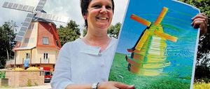 Petra Maier mit einem Testausdruck vor der Kabel-Eins-Mühle.