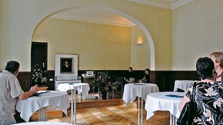 Wieder im Zustand von 1910: Der Saal im Vorderhaus der Gedenkstätte Lindenstraße 54 erhielt nach Anleitung von Architekt Dieter Ahting sein historisches Erscheinungsbild wieder. Das Bild im Hintergrund zeigt Carl Christian Horvath.