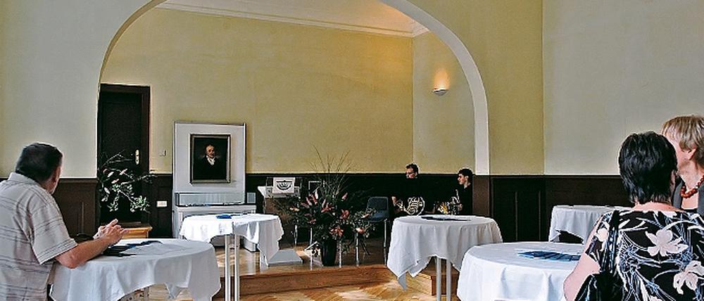 Wieder im Zustand von 1910: Der Saal im Vorderhaus der Gedenkstätte Lindenstraße 54 erhielt nach Anleitung von Architekt Dieter Ahting sein historisches Erscheinungsbild wieder. Das Bild im Hintergrund zeigt Carl Christian Horvath.