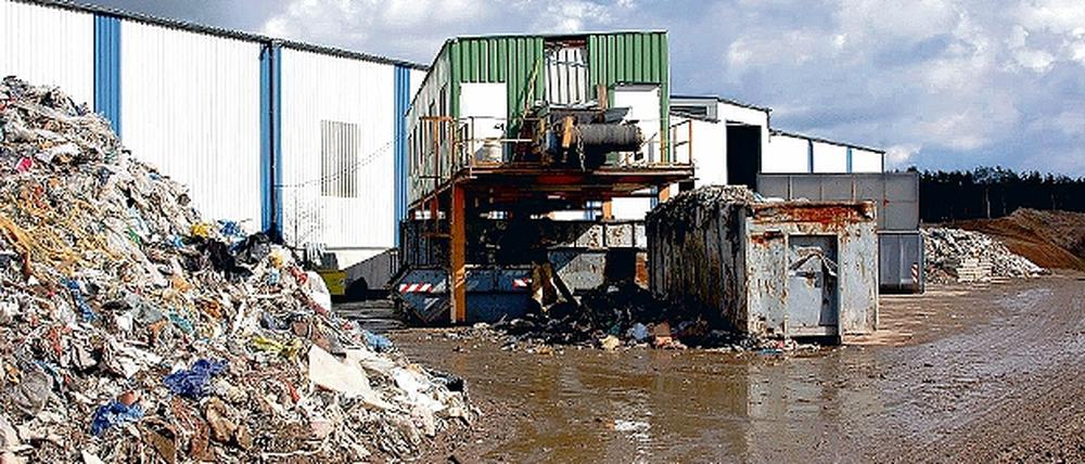 Blick auf eine Kiesgrube bei Wildenbruch, in der nach Angaben der Potsdamer Staatsanwaltschaft illegal Gewerbe- und Siedlungsabfälle entsorgt wurden.