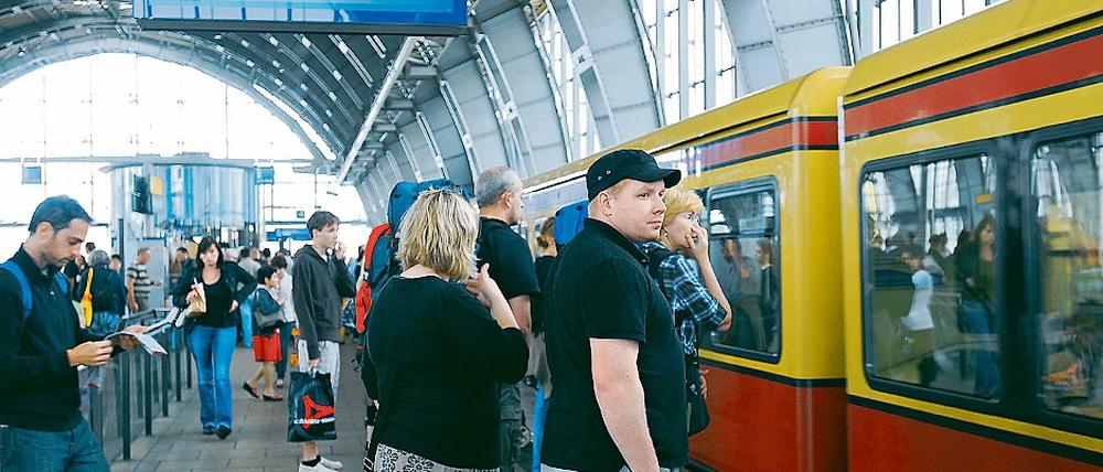 Zug um Zug. Der Wagenmangel bei der S-Bahn führte gestern zu vollen Bahnsteigen wie hier am Alexanderplatz und zu vollen Zügen. Der Andrang war meist aber geringer als befürchtet.