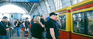 Zug um Zug. Der Wagenmangel bei der S-Bahn führte gestern zu vollen Bahnsteigen wie hier am Alexanderplatz und zu vollen Zügen. Der Andrang war meist aber geringer als befürchtet.