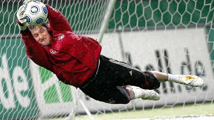 Auf dem Weg nach oben. René Adler ist einer der Hoffnungsträger der deutschen Fußball-Nationalmannschaft. Der Torhüter von Bayer Leverkusen debütierte im Oktober dieses Jahres im WM-Qualifikationsspiel gegen Russland.