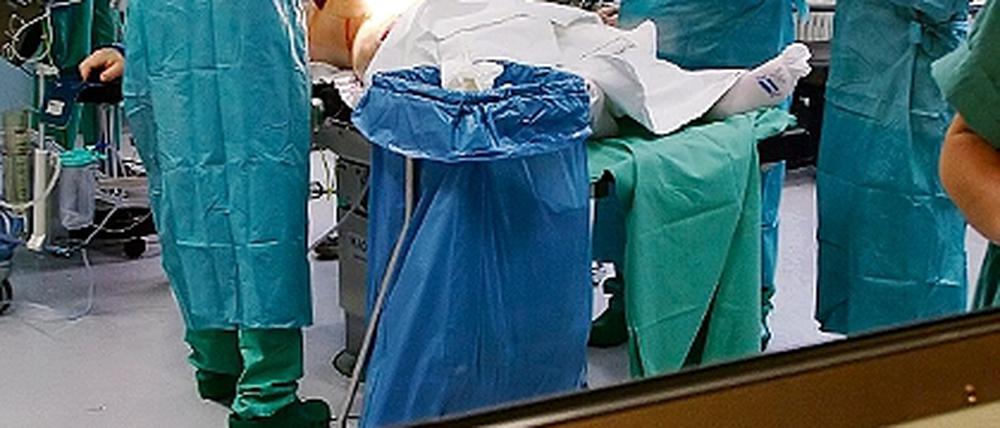Operationssaal im Klinikum Ernst von Bergmann: Sollten die Mitarbeiter der Servicegesellschaft des Hauses streiken, ist der Patiententransport gefährdet.