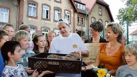 Körnerbrot für Einsteinschüler: Karus sponsort ein Spielgerät.