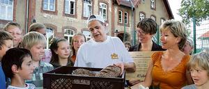 Körnerbrot für Einsteinschüler: Karus sponsort ein Spielgerät.