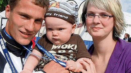 Familienbild mit Gold. Ronald Verch mit Freundin Lisa und Lionel.