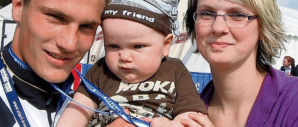 Familienbild mit Gold. Ronald Verch mit Freundin Lisa und Lionel.