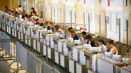 In Tempelhof wird wieder eingecheckt. Mitarbeiterinnen der Modemesse Bread &amp; Butter nutzen die Schalter in der ehemaligen Wartehalle des Flughafens Tempelhof.
