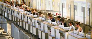 In Tempelhof wird wieder eingecheckt. Mitarbeiterinnen der Modemesse Bread &amp; Butter nutzen die Schalter in der ehemaligen Wartehalle des Flughafens Tempelhof.