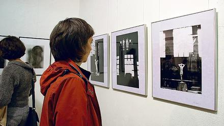 Blick in die Ausstellung der Galerie M mit Milan Chlumskys Spiegelungen.