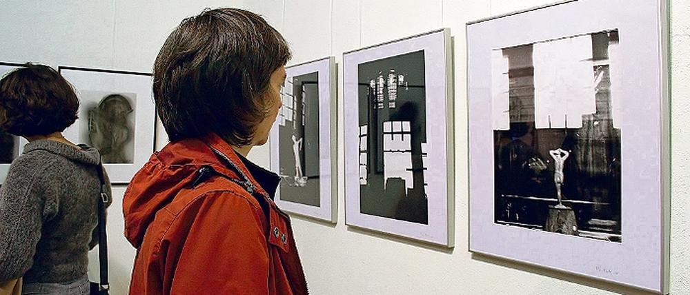 Blick in die Ausstellung der Galerie M mit Milan Chlumskys Spiegelungen.