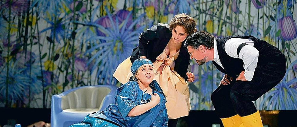 Haydn-Spaß: Gemma Bertagnolli gibt die Vespina, Raffaella Milanesi die Sandrina und Tenor Andreas Karasiak den Vater (v.l.n.r.).