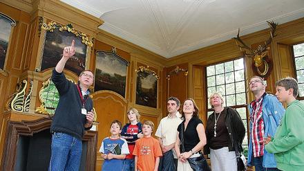 Innenansichten. Besucher am Sonnabend im Jagdschloss Am Stern.