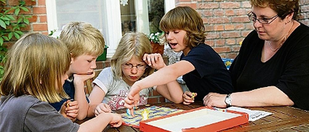 ... und raus bist du! Bis zum Alter von etwa fünf Jahren ist Kindern das Gewinnen gar nicht so wichtig. Danach gehts aber um die Wurst.