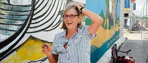 Gemischte Gefühle: Die Caputher Künstlerin Siegrid Müller-Holtz brachte ihr Bild Gemischte Gefühle erneut auf der Mauer in Berlin auf. Die East-Side-Gallery ist nach 20 Jahren komplett saniert worden.