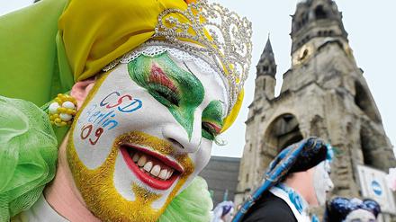 Farbe bekennen. Bunt war bei der Parade zum Christopher Street Day, dem Umzug der Schwulen, Lesben und Transsexuellen , wieder oberstes Gebot.