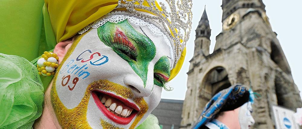 Farbe bekennen. Bunt war bei der Parade zum Christopher Street Day, dem Umzug der Schwulen, Lesben und Transsexuellen , wieder oberstes Gebot.