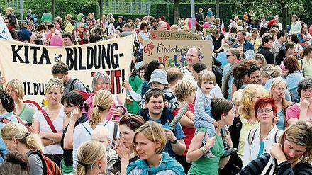 Für bessere Bildung in Kitas gingen gestern Erzieher, Eltern und ihre Kinder in Potsdam auf die Straße.