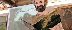 Olaf Thiede erzählt Geschichten zu den Bildern, berichtet von Begegnungen mit den meist alten Bewirtschaftern.