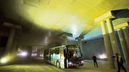 Unter Tage. Der Rohbau des unterirdischen Flughafen-Bahnhofs ist fertiggestellt. Mit dem Bus ging es gestern auf Besichtigungstour für Baustellengäste.