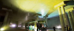 Unter Tage. Der Rohbau des unterirdischen Flughafen-Bahnhofs ist fertiggestellt. Mit dem Bus ging es gestern auf Besichtigungstour für Baustellengäste.
